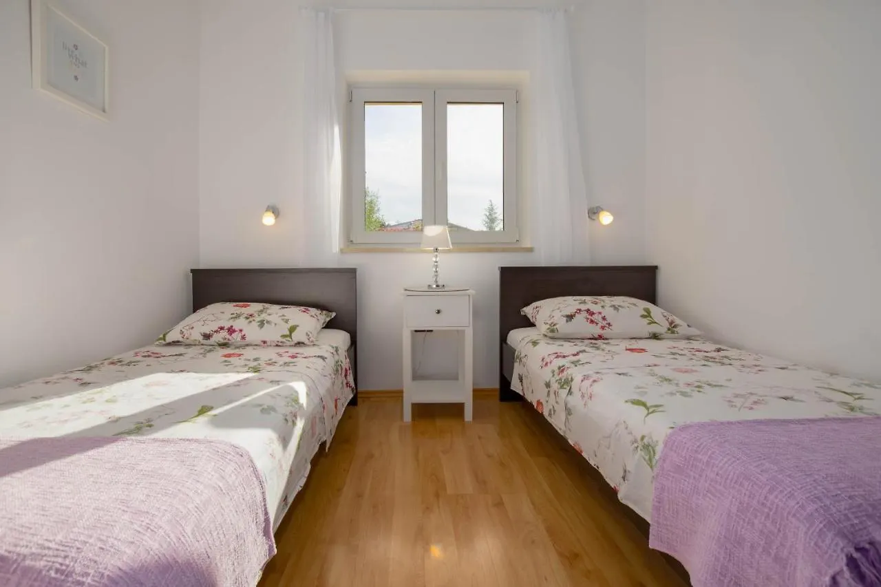 Apartment Lucija, Stinjan 풀라 0*,